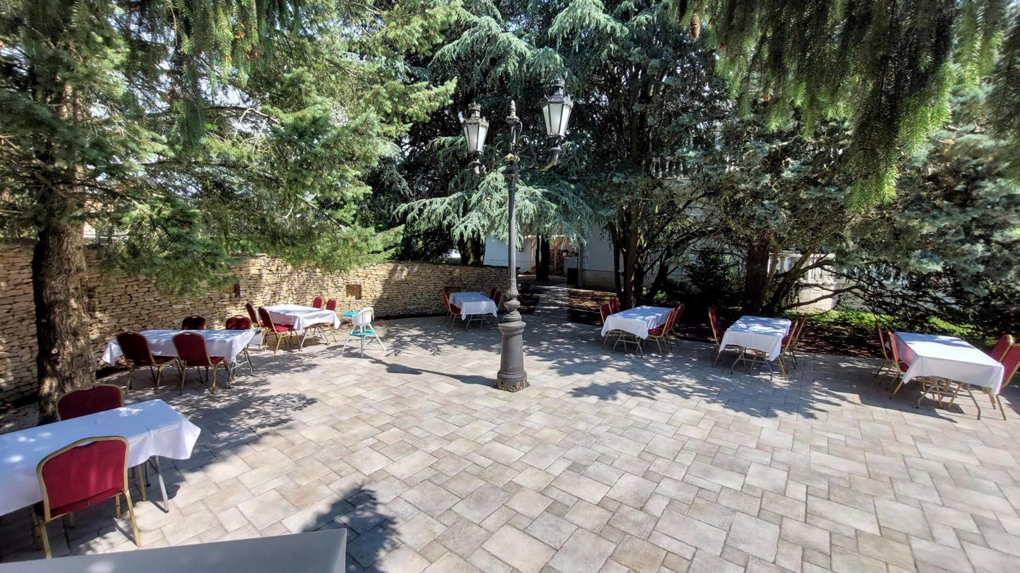 Castle Garden *** Apartment Szombathely Ngoại thất bức ảnh