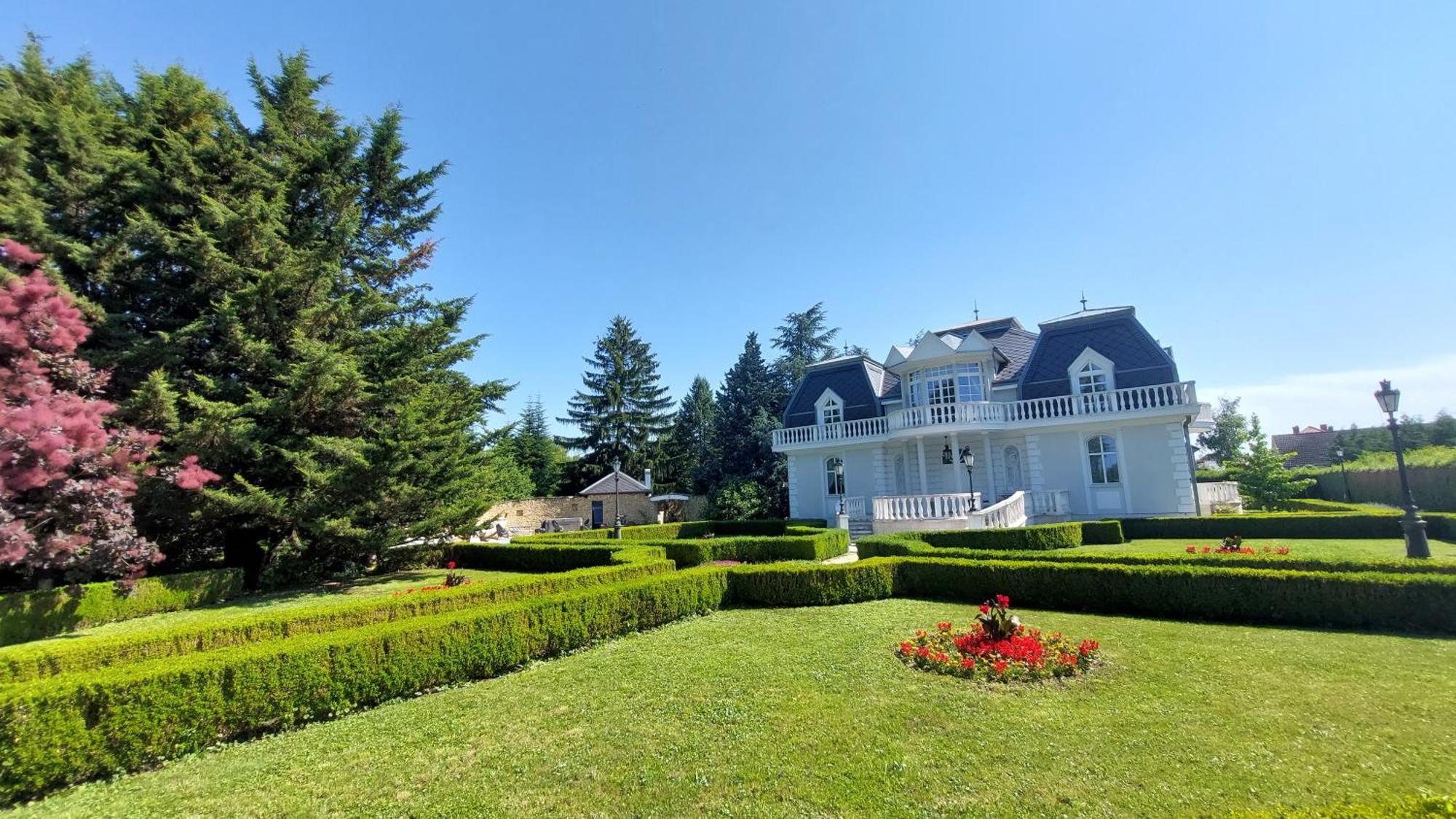 Castle Garden *** Apartment Szombathely Ngoại thất bức ảnh